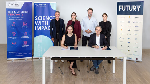 Vorne v.l.n.r.: Melissa Ott, Managing Director Futury, Prof. Dr. Michael Waidner, Gründungsdirektor des Nationalen Forschungszentrums für angewandte Cybersicherheit ATHENE hinten v.l.n.r.: Harald Holzer, Geschäftsführer HIGHEST Innovations- & Gründungszentrum TU Darmstadt, Clara Pfeuffer, Leitung ATHENE Digital Hub Cybersecurity, Charlie Hübner, Founder and Managing Director Futury, Prof. Dr. Haya Schulmann, ATHENE Board-Mitglied